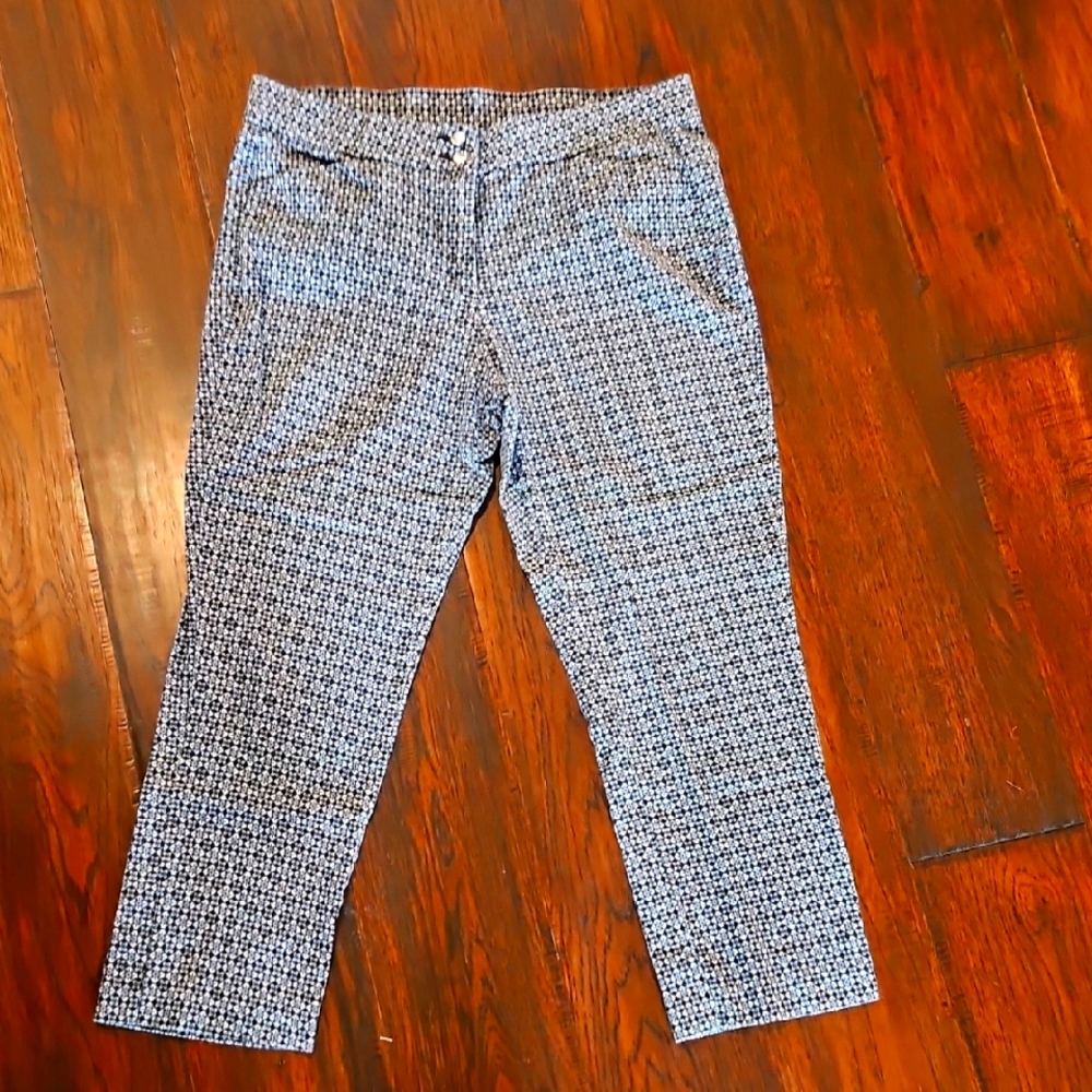 George women's Blue White Patterned Capris Sz 14. ✨️5/$30